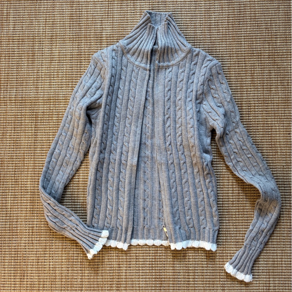 Cable knit zip up cardigan sweater in light grey - Picture 2 of 6